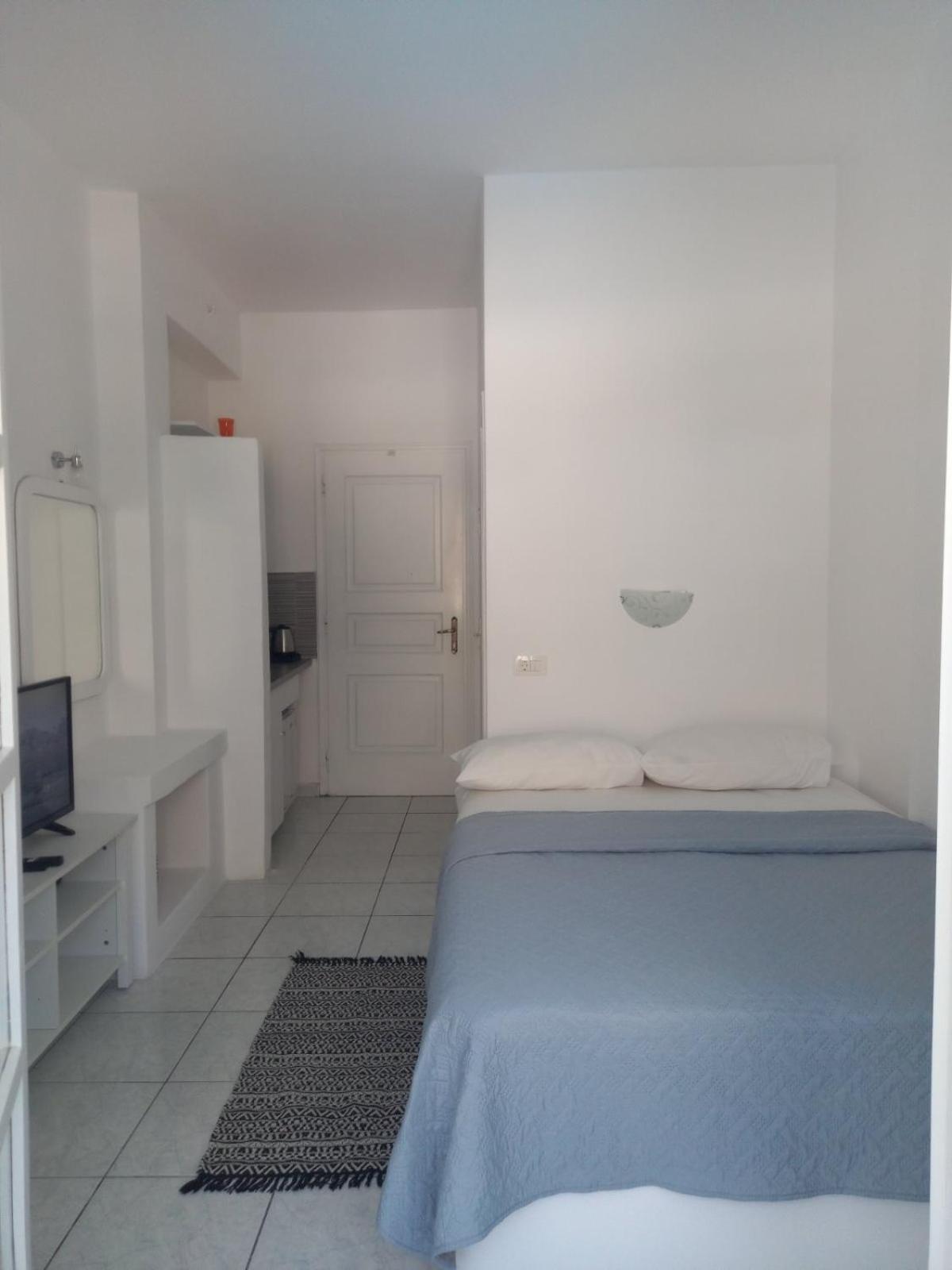 Aparthotel Three Harites Perissa  Habitación foto